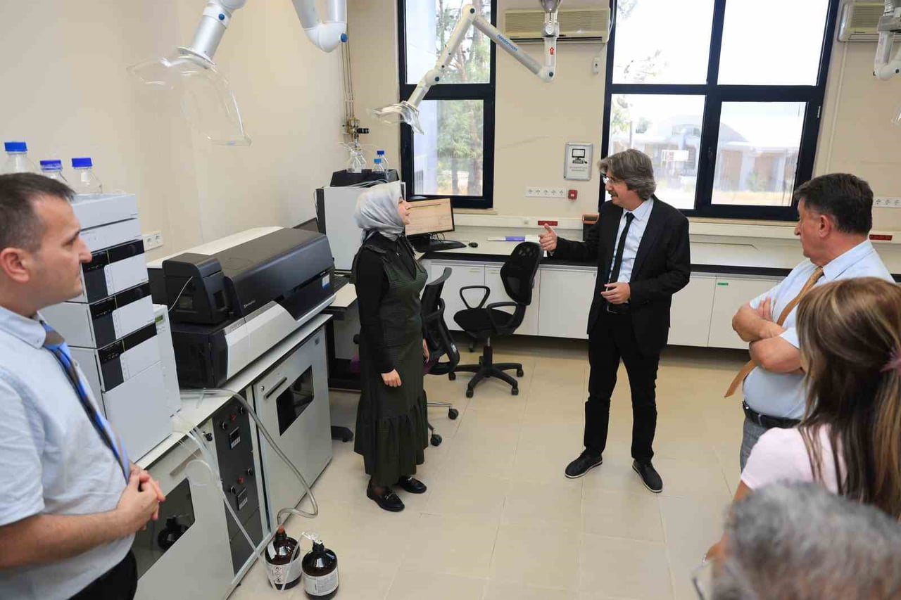 BURSA ULUDAĞ ÜNİVERSİTESİ (BUÜ) YÖNETİMİ, YENİLENEN MERKEZ LABORATUVAR BİNASINI İŞ DÜNYASI VE...