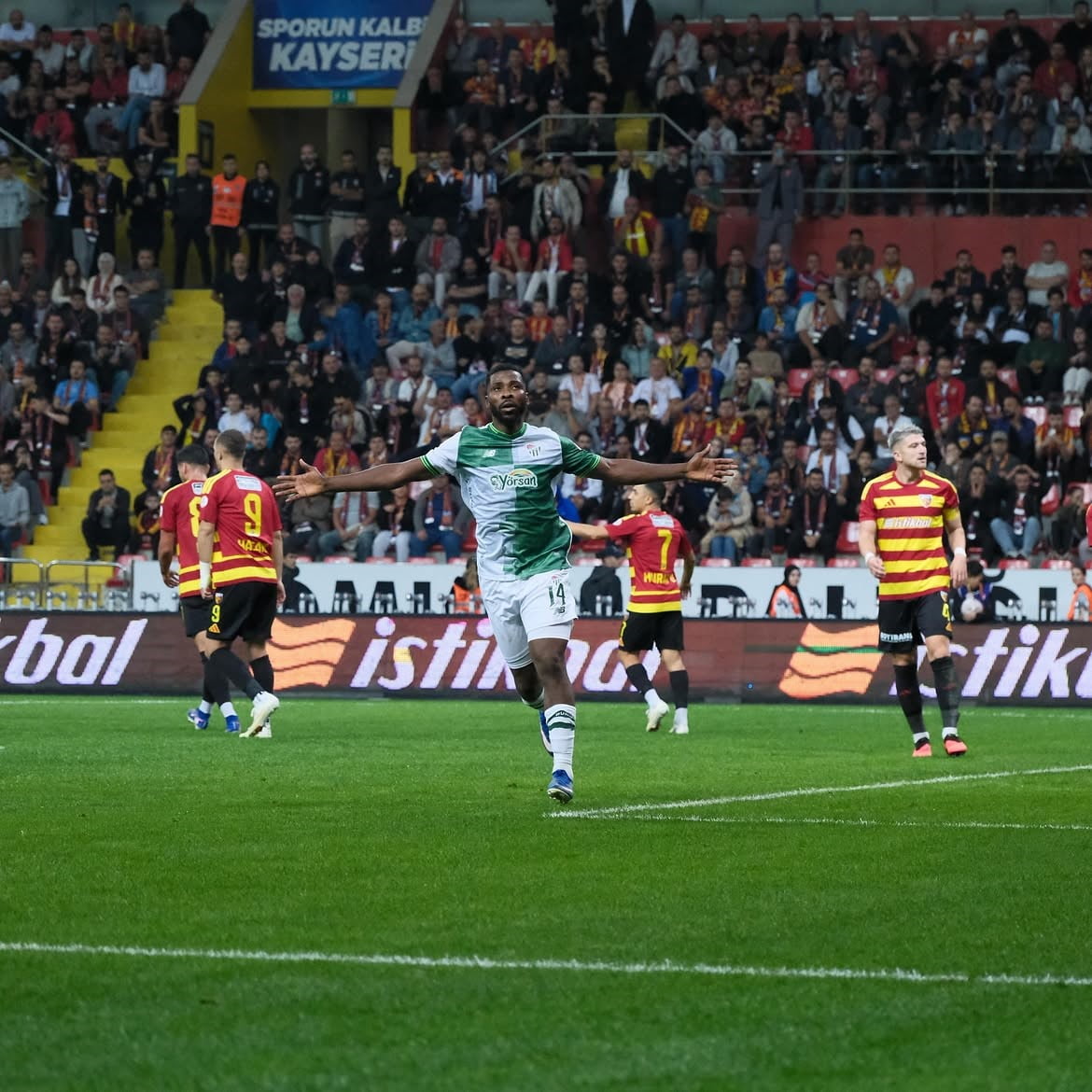 BURSASPOR’UN SEZON BAŞINDA İSKOÇ DEVİ CELTİC’TEN KADROSUNA KATTIĞI NİJERYALI YILDIZ KELECHİ...