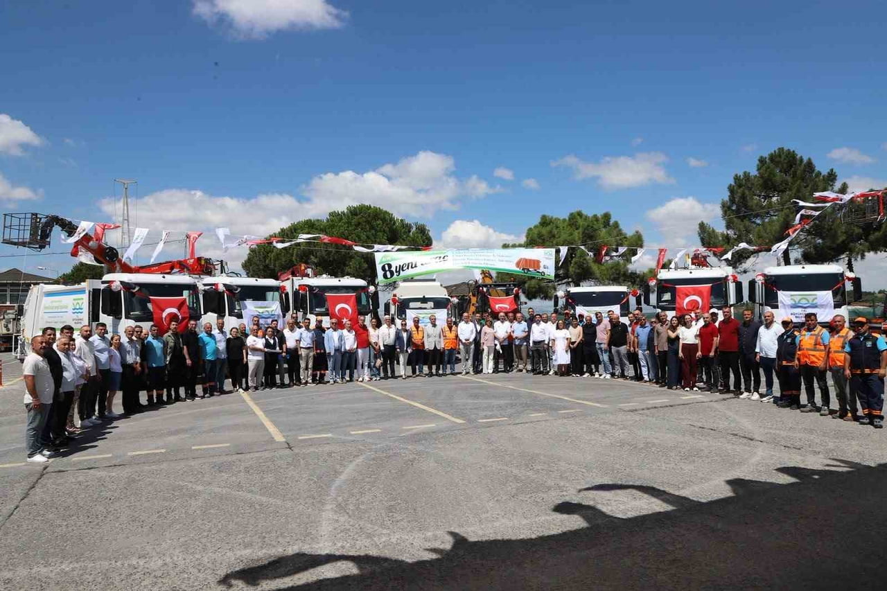 BÜYÜKÇEKMECE BELEDİYESİ, HİZMET KALİTESİNİ ARTIRMAK İÇİN ARAÇ FİLOSUNU 8 YENİ İŞ MAKİNESİYLE...