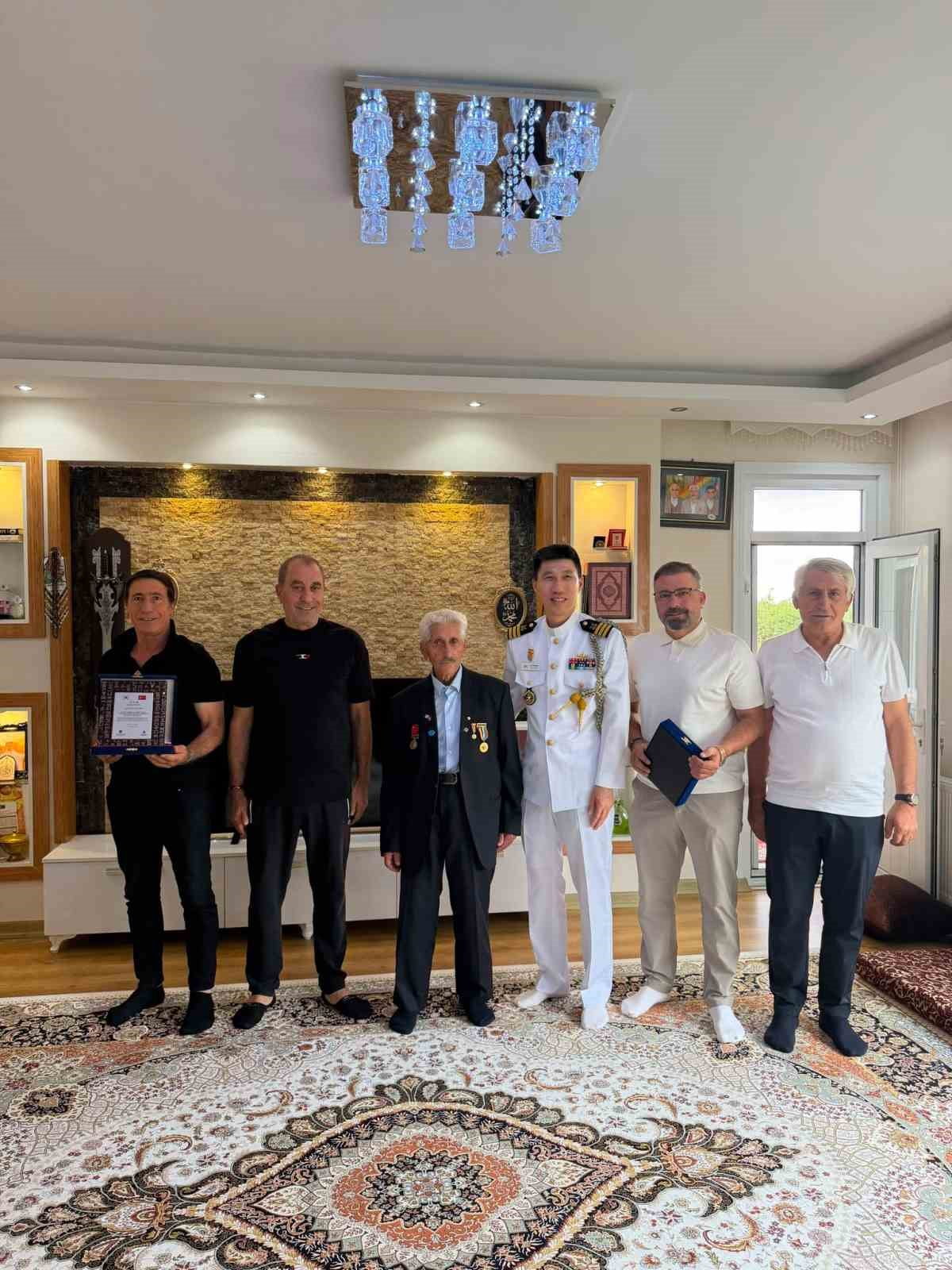 BÜYÜKÇEKMECE’DE YAŞAYAN 104 YAŞINDAKİ KORE GAZİSİ ABDULHADİ YEŞİLKAYA’YA HASTA YATAĞINDA GÜNEY...