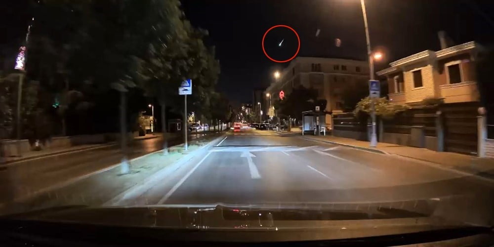 BÜYÜKÇEKMECE SEMALARINDA GÖKTAŞI DÜŞME ANI KAMERAYA YANSIDI
