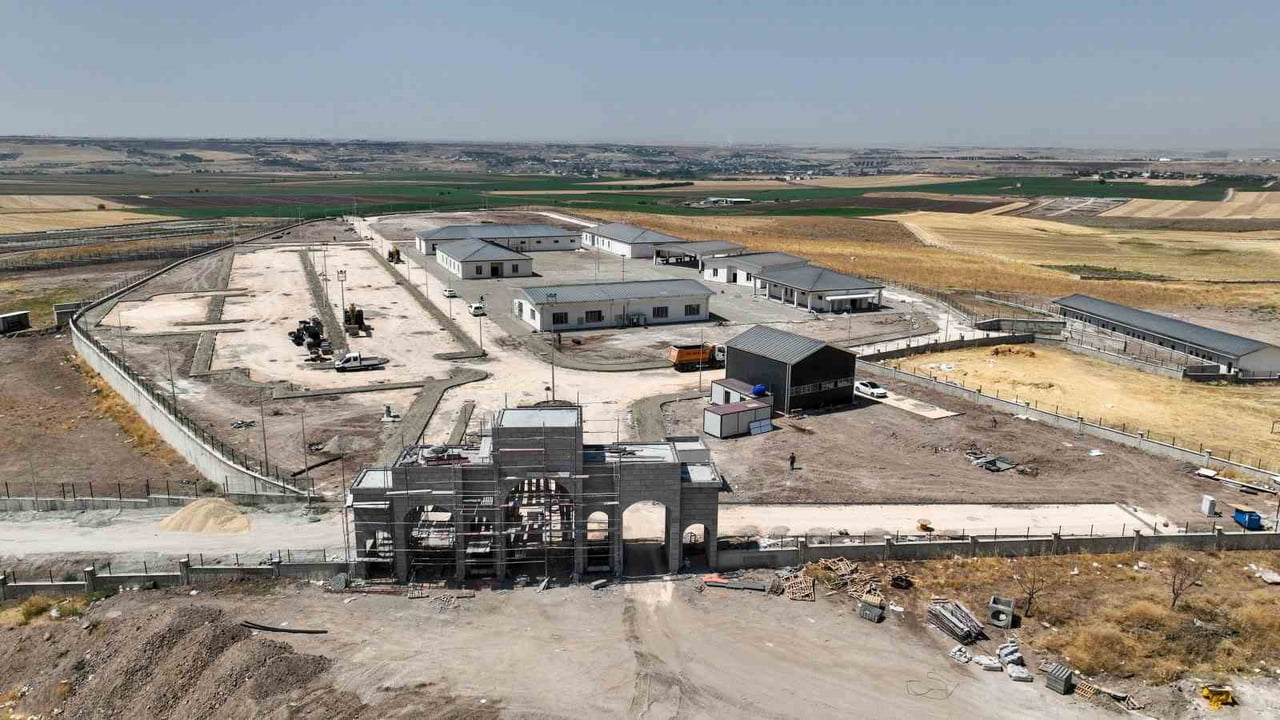 BÜYÜKŞEHİR BELEDİYESİNİN SUR İLÇESİNE BAĞLI BAĞIVAR MAHALLESİ'NDE 588 BİN 646 METREKARELİK ALANDA...