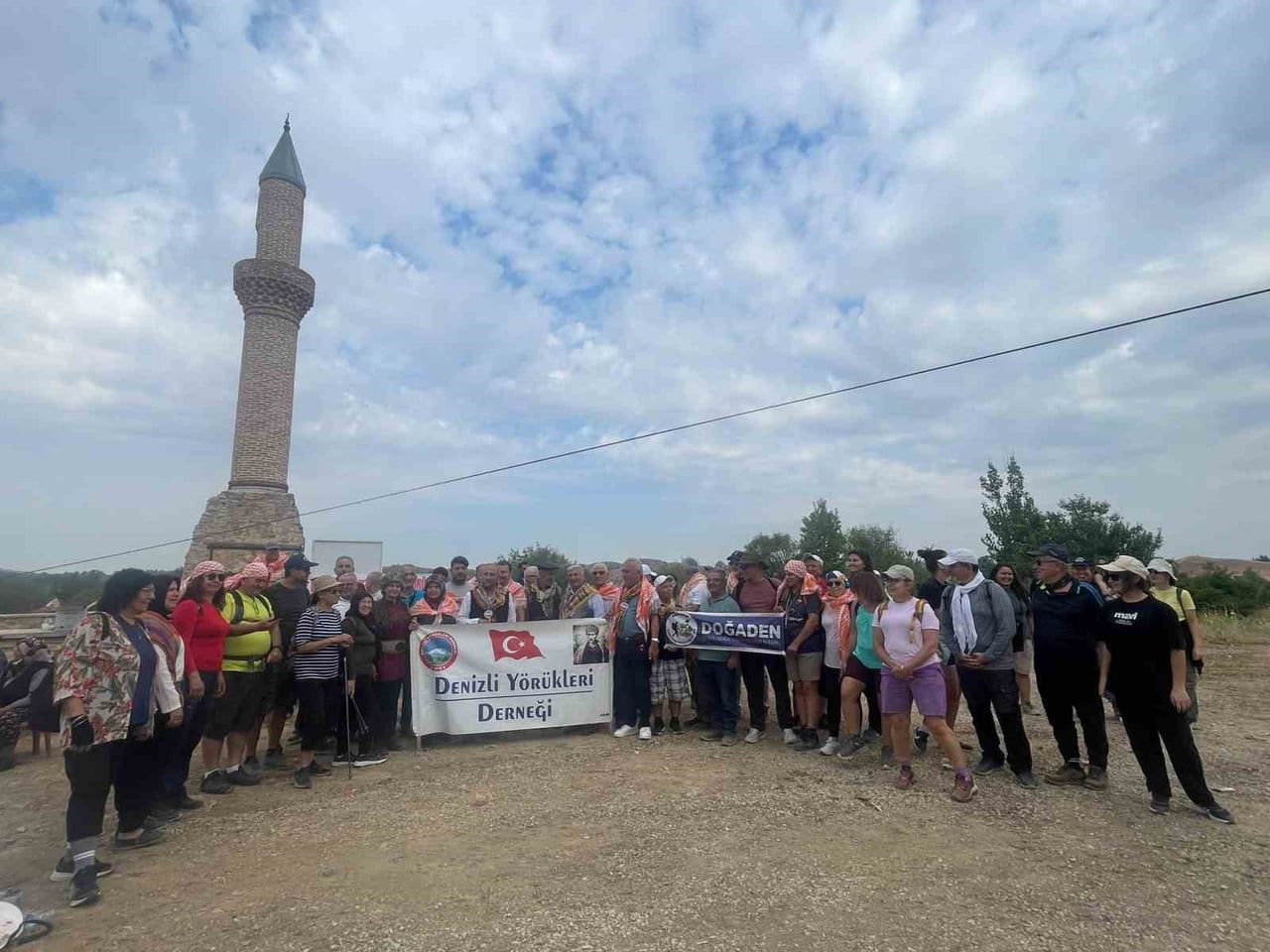 ÇAL’DA GEÇMİŞ YENİDEN CANLANDI DEVE VE ATLARDAN OLUŞAN KERVAN, ASIRLIK GÜZERGÂHTA...