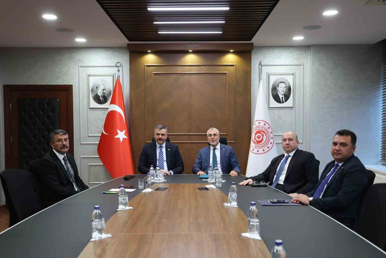 ÇALIŞMA VE SOSYAL GÜVENLİK BAKANI VEDAT IŞIKHAN, İÇİŞLERİ BAKANI MUSTAFA ÇİFTÇİ İLE BİR ARAYA...