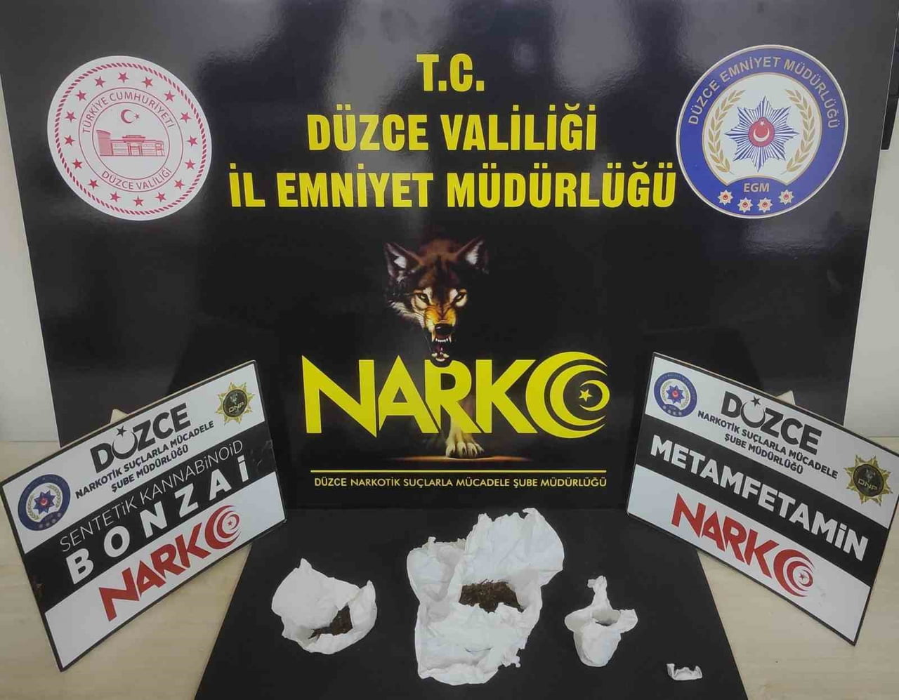 ÇALIŞMALARDA, 16 KÖK KENEVİR, 333 ADET SENTETİK ECZA, 8,7 GRAM METAMFETAMİN, 3 GRAM SKUNK, 3 KİLO...