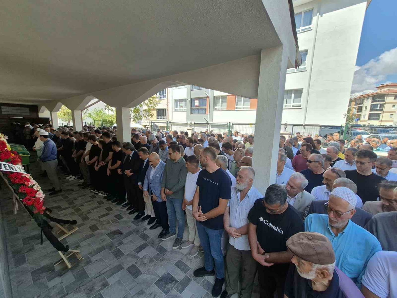 ÇAMLICA HACILAR CAMİİ'DE CUMA NAMAZINA MÜTEAKİP KILINAN CENAZE NAMAZININ ARDINDAN MERHUME ASRİ...
