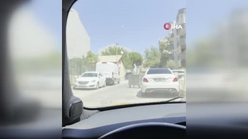 Çanakkale'de başıboş gezen çöp konteynerleri ile sürücünün imtihanı