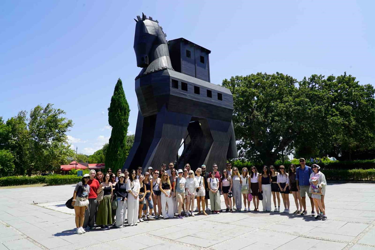 ÇANAKKALE'DE DÜZENLENEN ULUSLARARASI YAZ OKULUNDA BULUŞAN 4 ÜLKEDEN GENÇ İÇ MİMARLIK VE ÇEVRE...