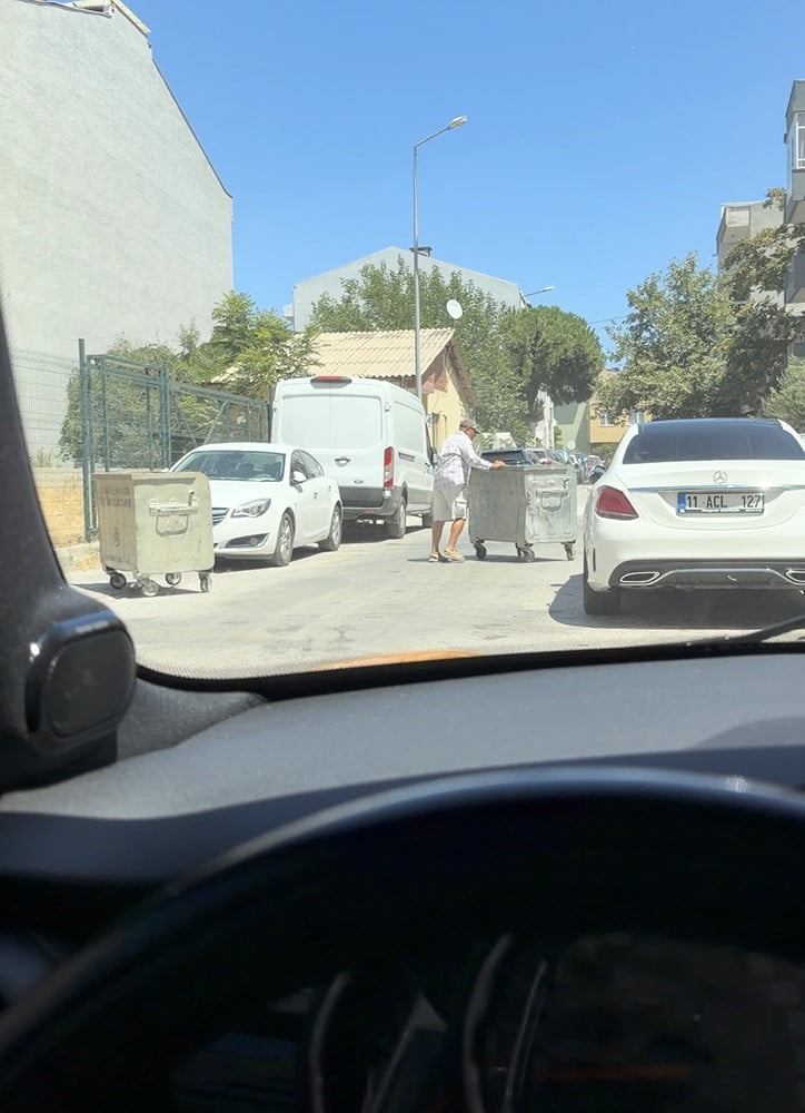 ÇANAKKALE'DE ETKİLİ OLAN ŞİDDETLİ RÜZGAR NEDENİYLE YOLA FIRLAYAN ÇÖP KONTEYNERLERİNDEN KORKAN...