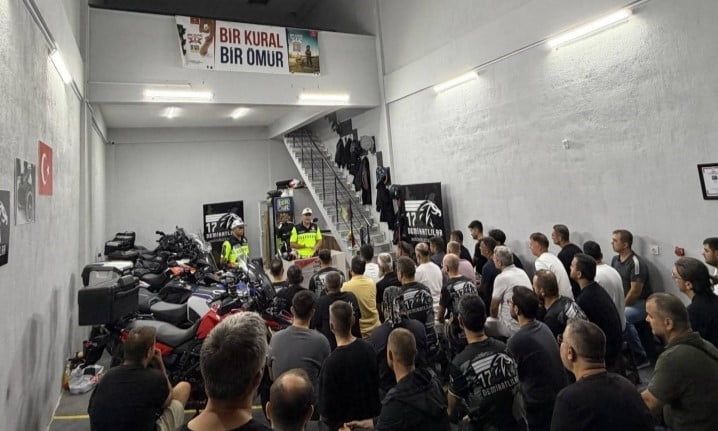 ÇANAKKALE'DE JANDARMA EKİPLERİNCE MOTOSİKLETLİLERE BİLGİLENDİRME VE DENETİM FAALİYETLERİ...