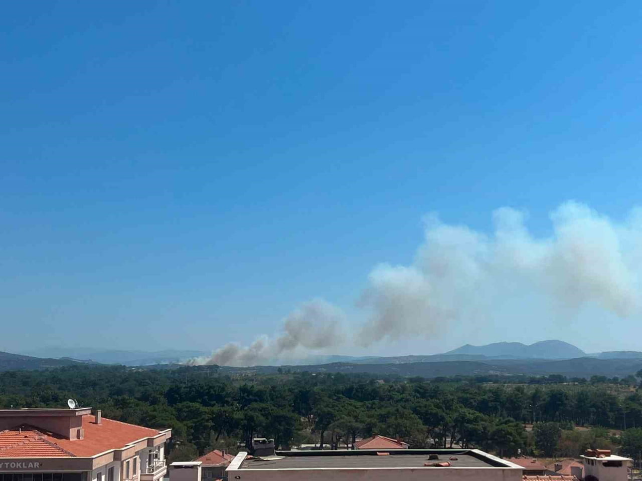 ÇANAKKALE'NİN AYVACIK İLÇESİNDE OTLUK ALANDA ÇIKAN YANGINA ORMAN BÖLGE MÜDÜRLÜĞÜ EKİPLERİ HAVADAN...