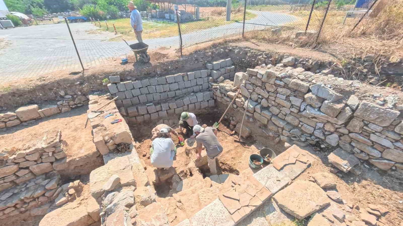 ÇANAKKALE'NİN BİGA İLÇESİ KEMER KÖYÜNDE, YAKLAŞIK 2 BİN 700 YILLIK GEÇMİŞİYLE ROMA DÖNEMİNİN...
