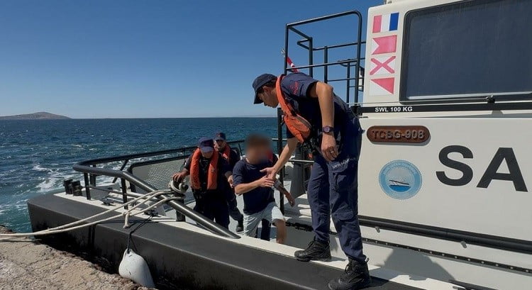 ÇANAKKALE'NİN BOZCAADA İLÇESİ AÇIKLARINDA GEMİ İÇERİSİNDE RAHATSIZLANAN PERSONEL SAHİL GÜVENLİK...