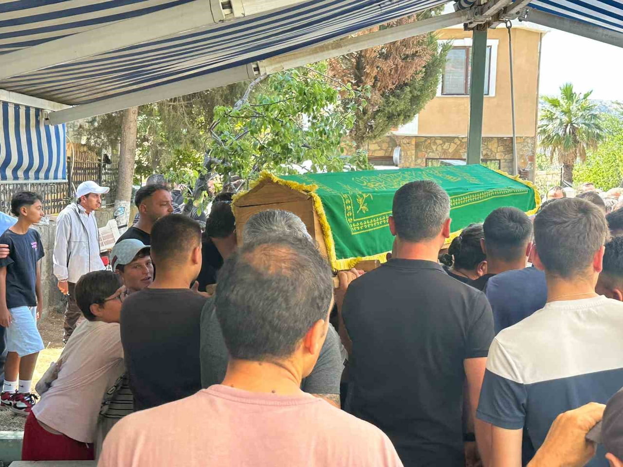 ÇANAKKALE'NİN GÖKÇEADA İLÇESİNDE 2 GÜN ÖNCE PARK HALİNDEKİ OTOMOBİLE ÇARPAN MOTOSİKLETTEKİ...