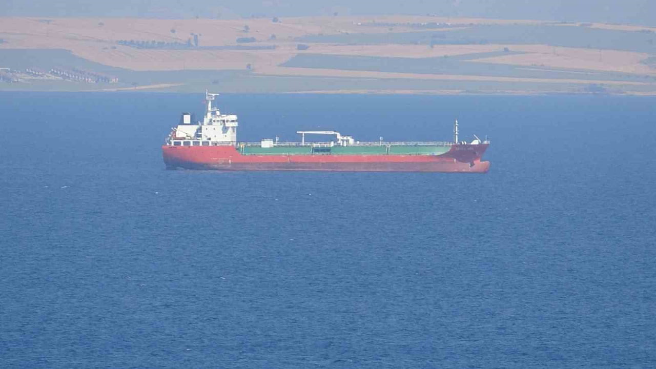 ÇANAKKALE BOĞAZI'NDAN GEÇEN 119 METRE UZUNLUĞUNDAKİ 'HAVVA ANA' İSİMLİ TANKER MAKİNE ARIZASI...
