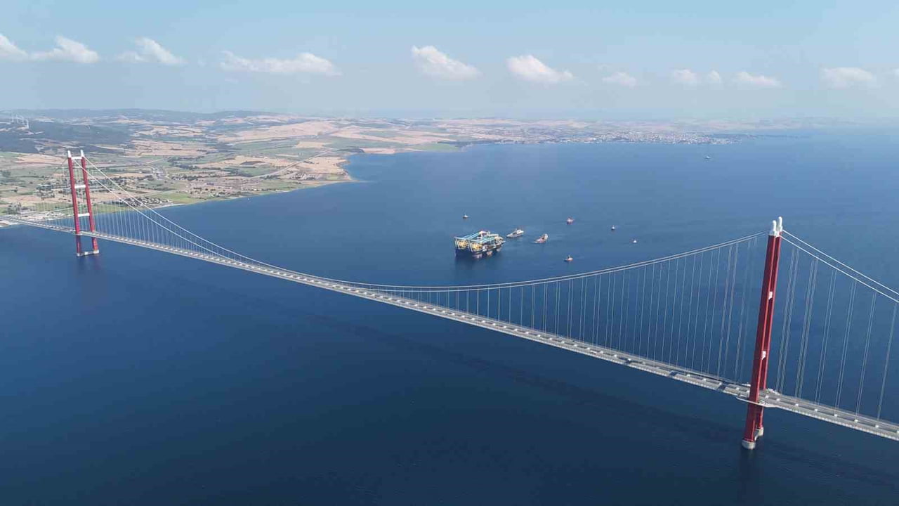 ÇANAKKALE BOĞAZI'NDAN GEÇEN, 200 METRE UZUNLUĞUNDAKİ DÜNYANIN EN BÜYÜK ÜÇÜNCÜ YARI BATIK VİNÇ VE...