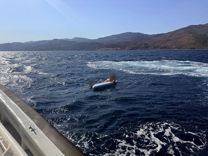 ÇANAKKALE BOĞAZI’NDA SÜRÜKLENEN 2 KÜREK SÖRFÇÜSÜ SAHİL GÜVENLİK EKİPLERİ TARAFINDAN...