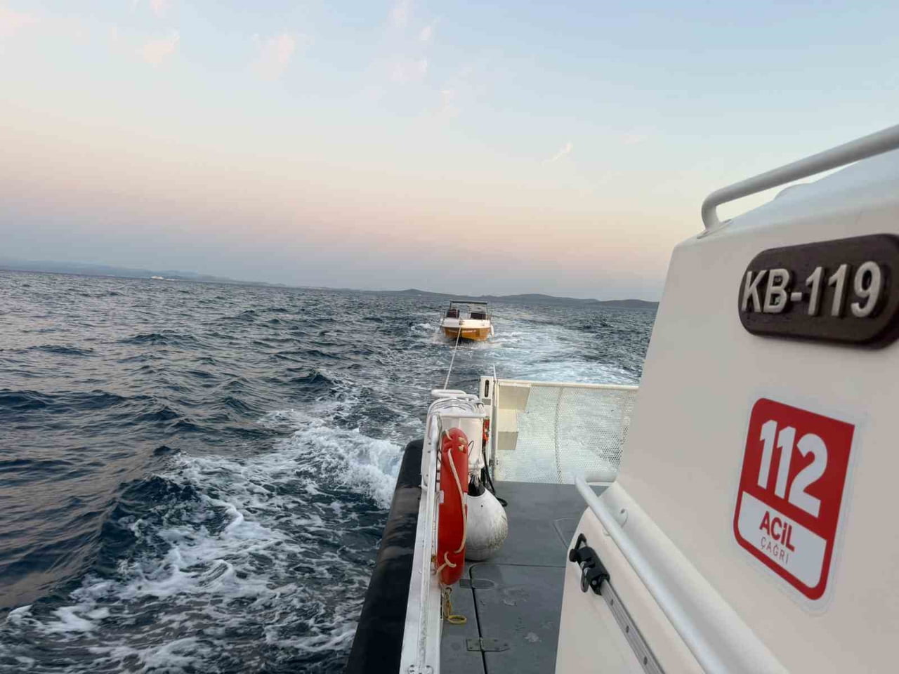 ÇANAKKALE BOĞAZI’NDA SÜRÜKLENEN VE İÇİNDE 7 KİŞİNİN BULUNDUĞU ÖZEL TEKNE SAHİL GÜVENLİK BOTU İLE...