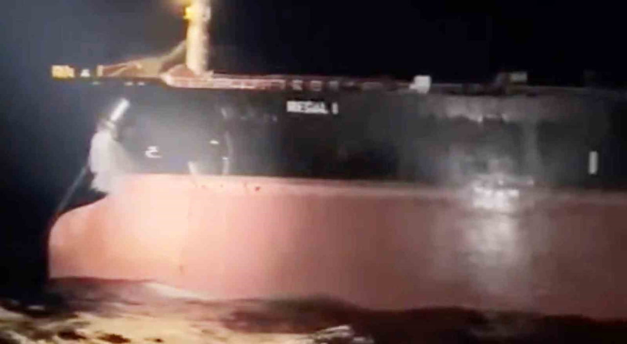 ÇANAKKALE BOĞAZI’NDAN GEÇEN 269 METRE UZUNLUĞUNDAKİ ‘REGAL 1’ İSİMLİ TANKER MAKİNE ARIZASI YAPTI....