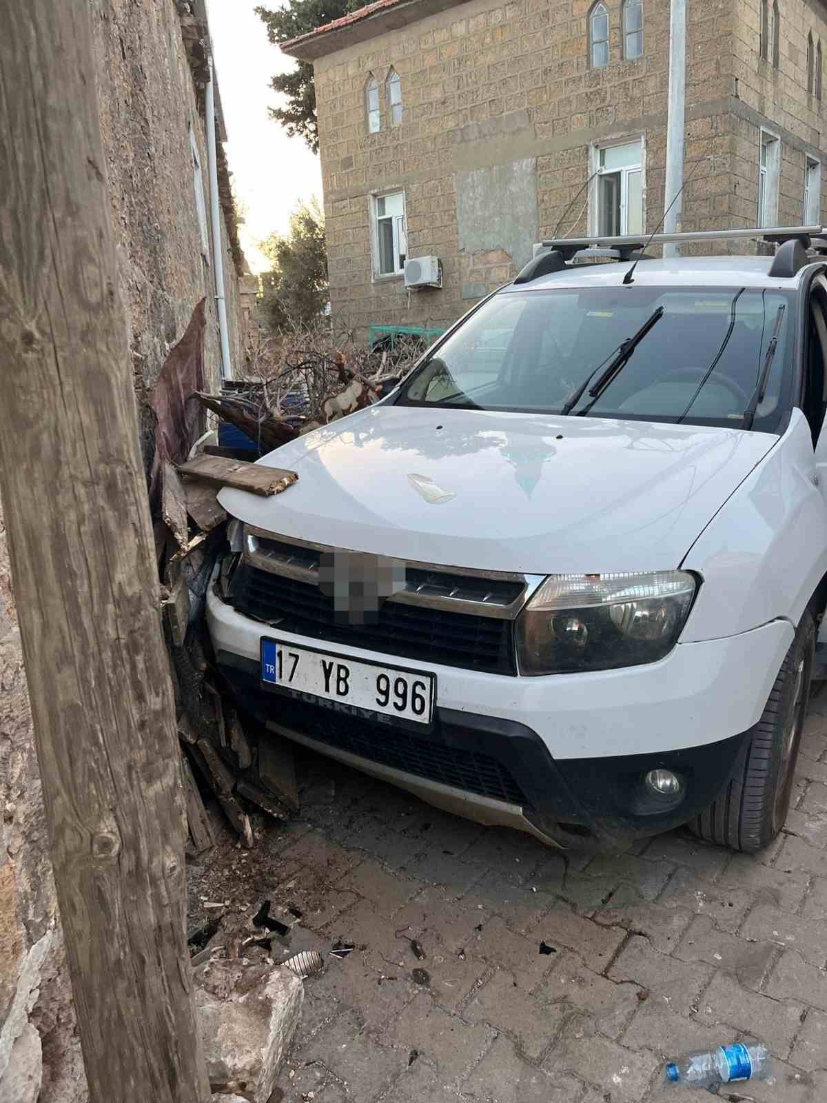 ÇANAKKALE’DE İDDİAYA GÖRE DİREKSİYON BAŞINDA KALP KRİZİ GEÇİRDİĞİ İLERİ SÜRÜLEN  ARAÇ SÜRÜSÜCÜ...