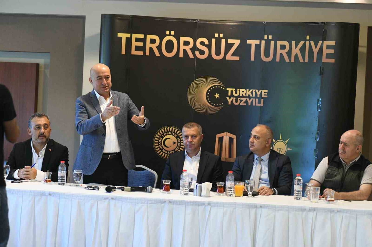 ÇANAKKALE’DE MERKEZ İLÇE MUHTARLARI İLE BİR ARAYA GELEN AK PARTİ ÇANAKKALE MİLLETVEKİLİ AYHAN...