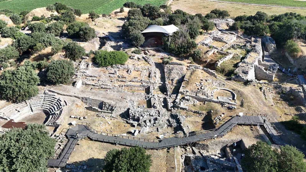ÇANAKKALE MERKEZE BAĞLI TEVFİKİYE KÖYÜ SINIRLARI İÇERİSİNDE YER ALAN 5 BİN 600 YILLIK MEDENİYETE...