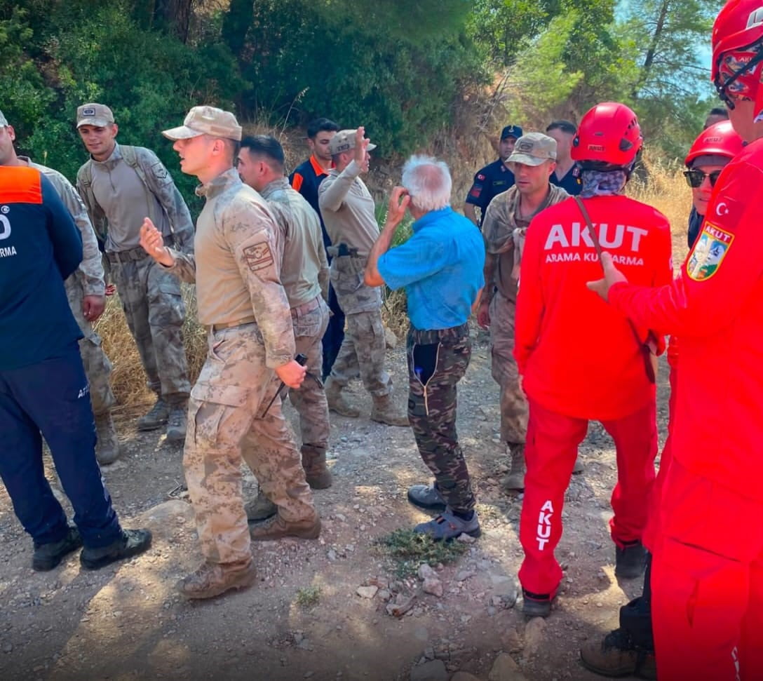 ÇANAKKALE’NİN AYVACIK İLÇESİNDE DÜN SABAH SAATLERİNDE KAYBOLAN ALZAYMIR HASTASI ZEYTİNLİK ARAZİDE...