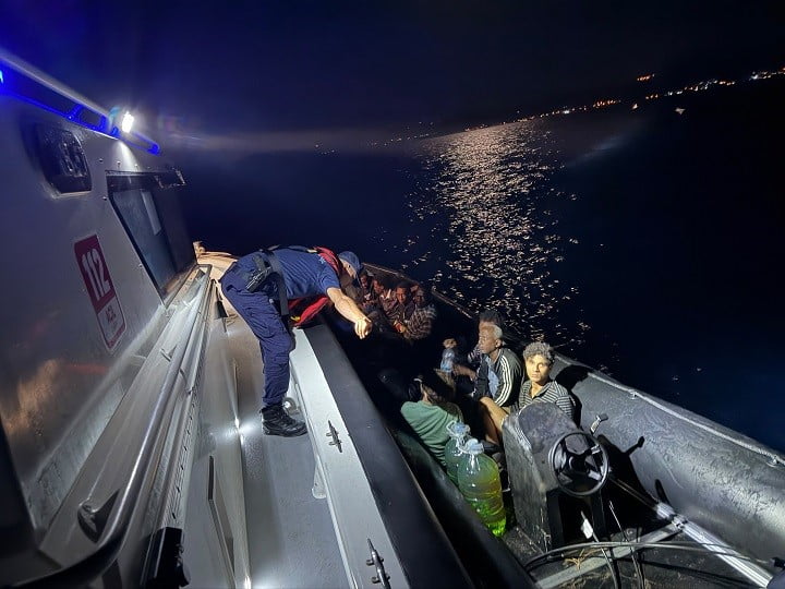ÇANAKKALE’NİN EZİNE İLÇESİ AÇIKLARINDA SAHİL GÜVENLİK EKİPLERİNCE FİBER KARİNALI LASTİK BOT İÇİNDE...
