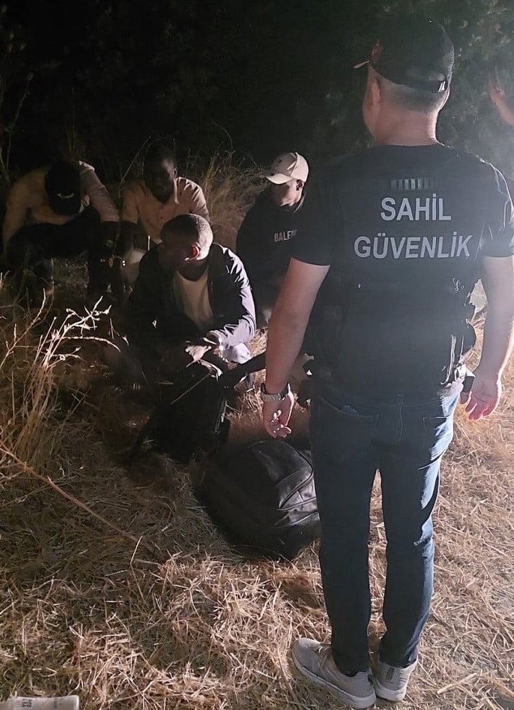 ÇANAKKALE’NİN EZİNE İLÇESİNDE SAHİL GÜVENLİK EKİPLERİ TARAFINDAN KARADA 5 KAÇAK GÖÇMEN...
