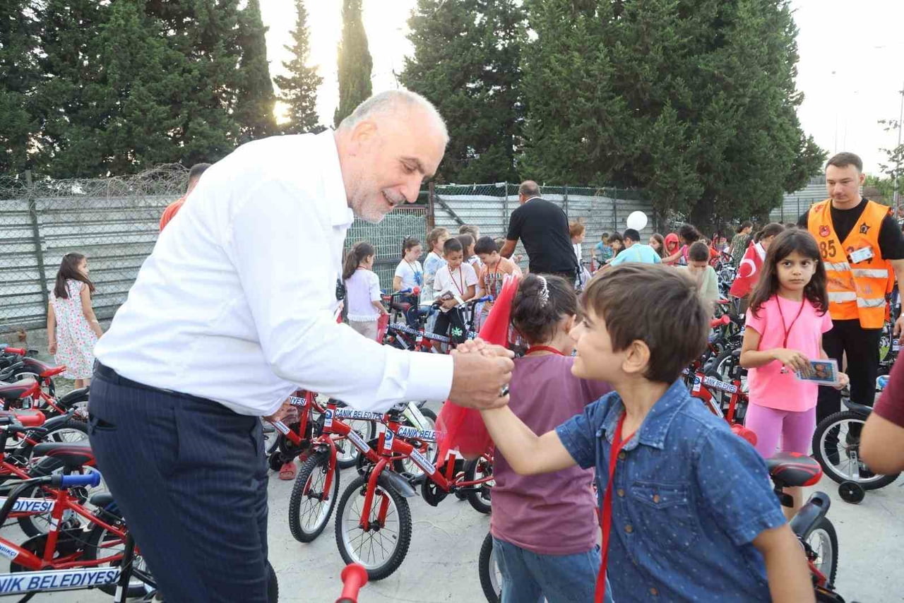 CANİK BELEDİYE BAŞKANI İBRAHİM SANDIKÇI VE ÇOCUKLAR