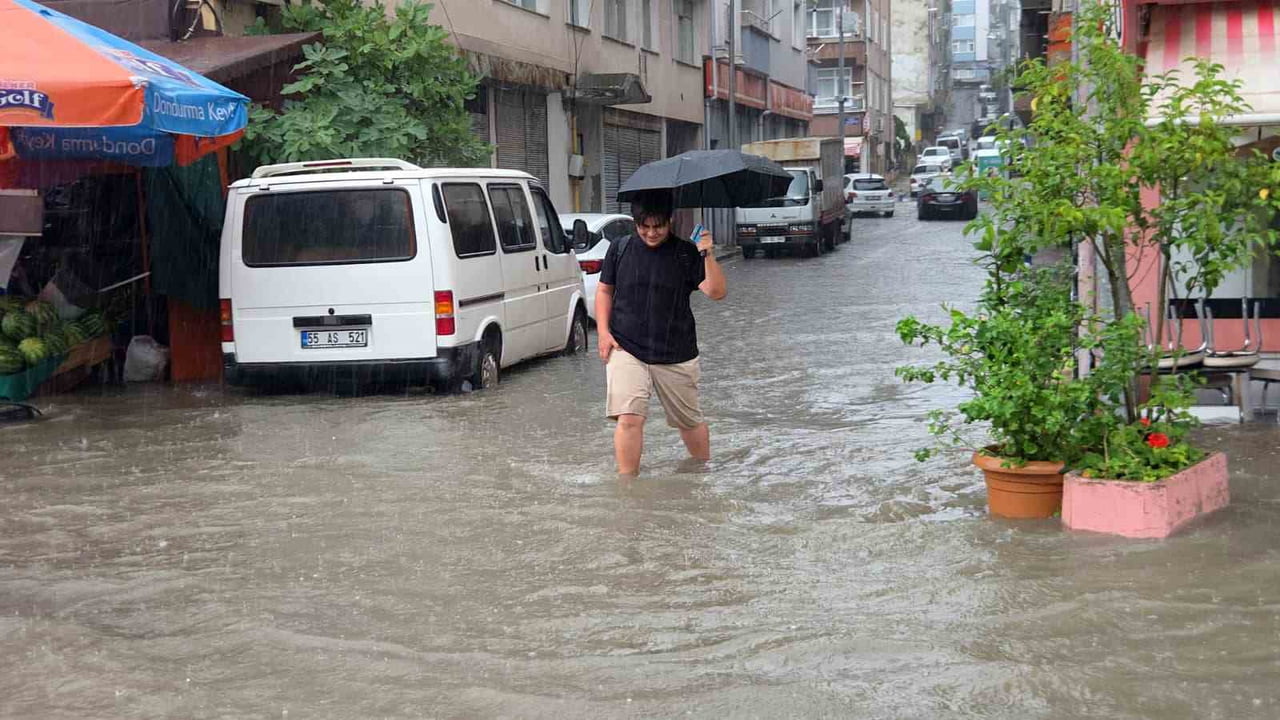 CANİK İLÇESİNDE CADDE VE YOLLAR GÖLE DÖNDÜ