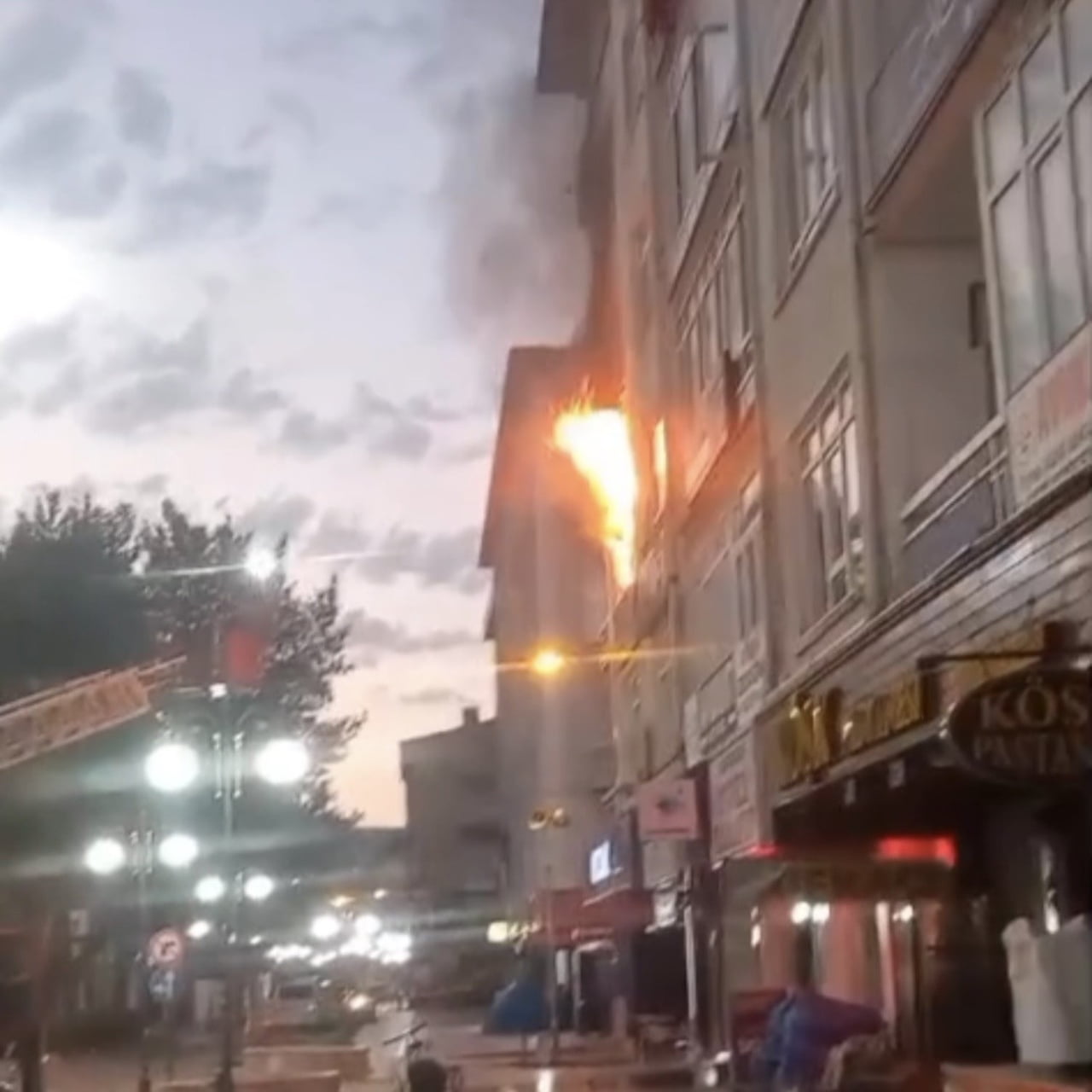 ÇANKIRI’DA ALEVLERE TESLİM OLAN BİR APARTMAN DAİRESİ KULLANILAMAZ HALE GELDİ.