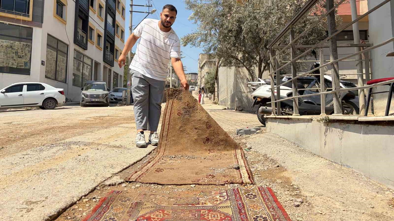 ÇAREYİ YERLERE HALI SEREREK BULMAYA ÇALIŞAN VATANDAŞLAR, YOLLARIN BİR AN ÖNCE DÜZELTİLMESİNİ TALEP...