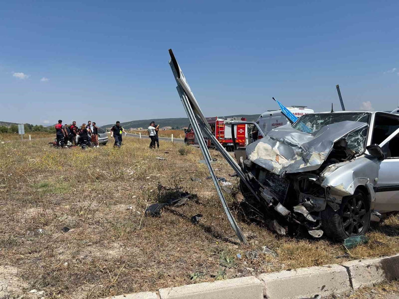 ÇARPIŞMANIN ŞİDDETİYLE SAVRULAN ARAÇLAR BÜYÜK HASAR ALIRKEN, KAZADA HER İKİ OTOMOBİL DE ADETA...