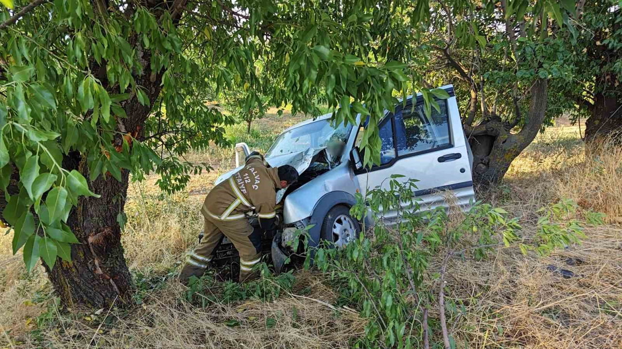 ÇARPMANIN ETKİSİYLE KONTROLDEN ÇIKAN ARAÇLAR, ŞARAMPOLE SAVRULARAK BADEM AĞAÇLARINA ÇARPTI.