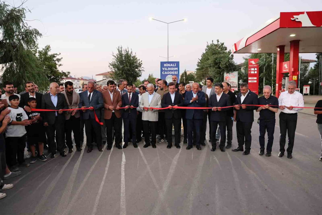 ÇAYIRLI'DA BİNALİ YILDIRIM CADDESİ HİZMETE AÇILDI