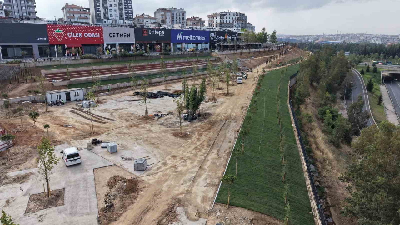 ÇAYIROVA'DA BELEDİYE EKİPLERİNCE PARK VE YEŞİL ALANLARDA BAKIM, ONARIM VE YENİLEME ÇALIŞMALARI...