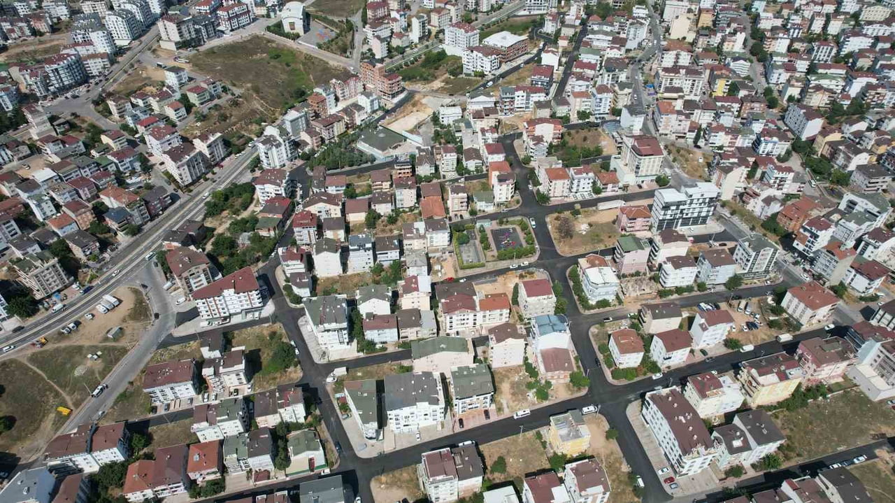 ÇAYIROVA'DA DEFORME OLAN YOLLARIN YENİLENMESİ VE ULAŞIM KONFORUNUN ARTIRILMASI AMACIYLA BAŞLATILAN...