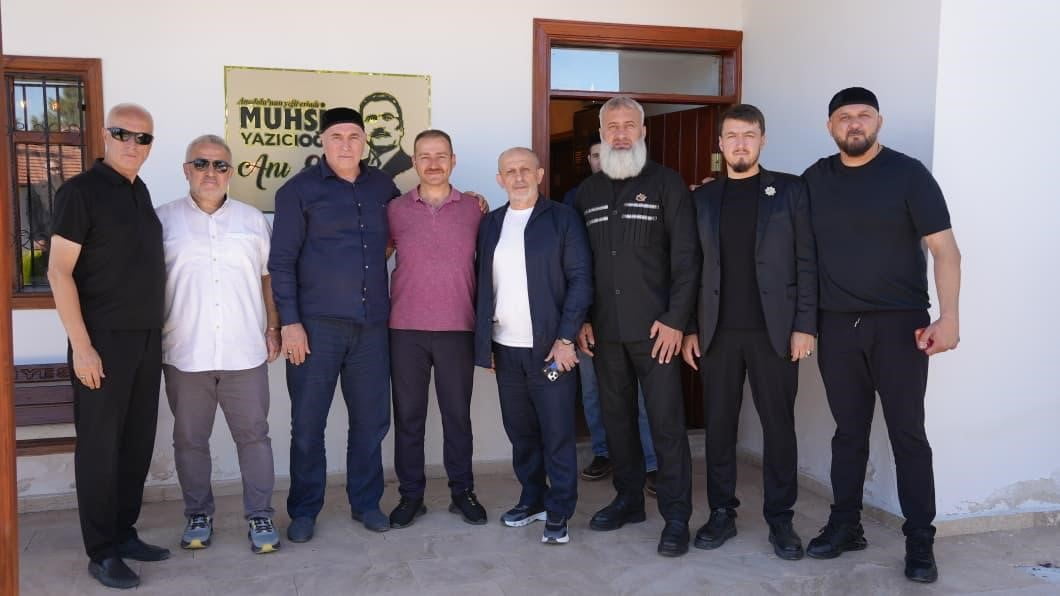 ÇEÇENİSTAN CUMHURİYETİ'NDEN TÜRKİYE'YE GELEN HEYET SİVAS'IN ŞARKIŞLA İLÇESİNDE BULUNAN MERHUM...