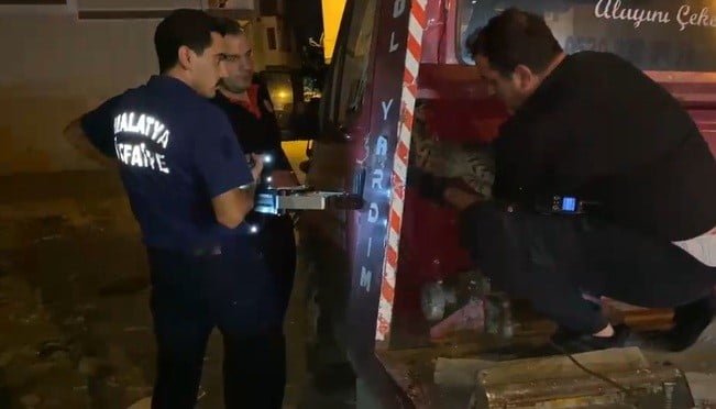 ÇEKİCİNİN KASASINA SIKIŞAN KEDİYİ İTFAİYE KURTARDI