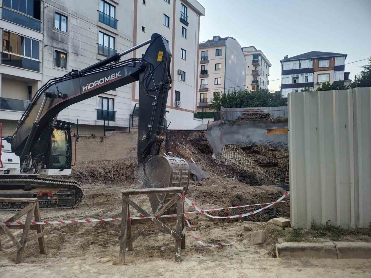 ÇEKMEKÖY’DE İSTİNAT DUVARI YIKILAN İNŞAATIN YANINDAKİ 5 KATLI BİNA BOŞALTILDI