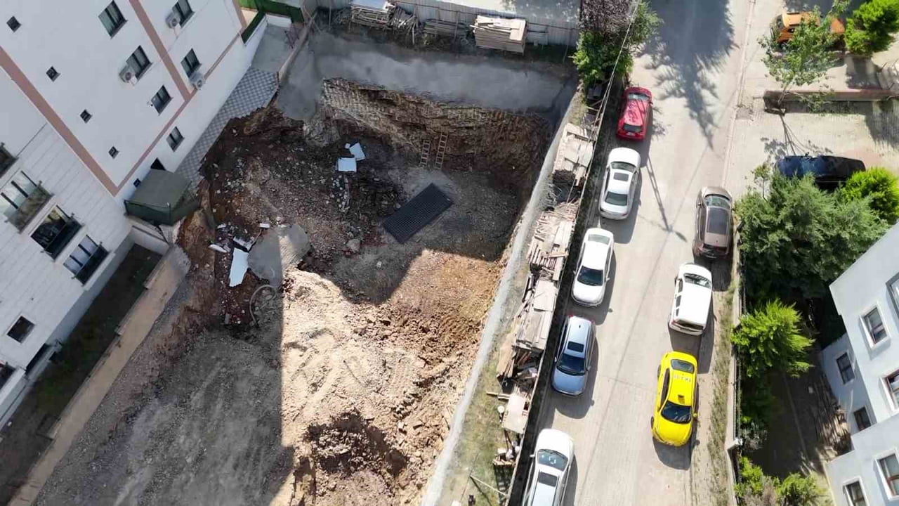 ÇEKMEKÖY’DE YIKILAN İSTİNAT DUVARI HAVADAN GÖRÜNTÜLENDİ