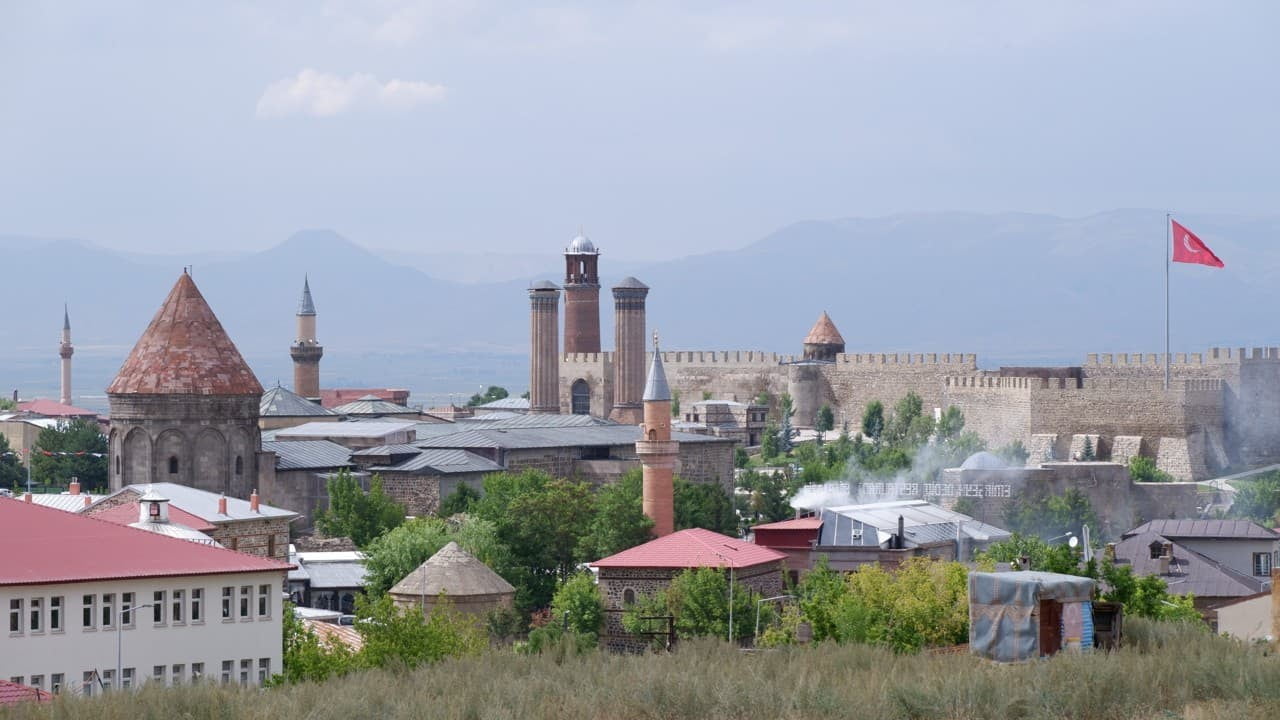ÇEKTİĞİ VE PAYLAŞTIĞI ERZURUM FOTOĞRAFLAR KARELERİYLE TANINAN NİHAT KILIÇOĞULLARI’NIN İKİ ESERİ...