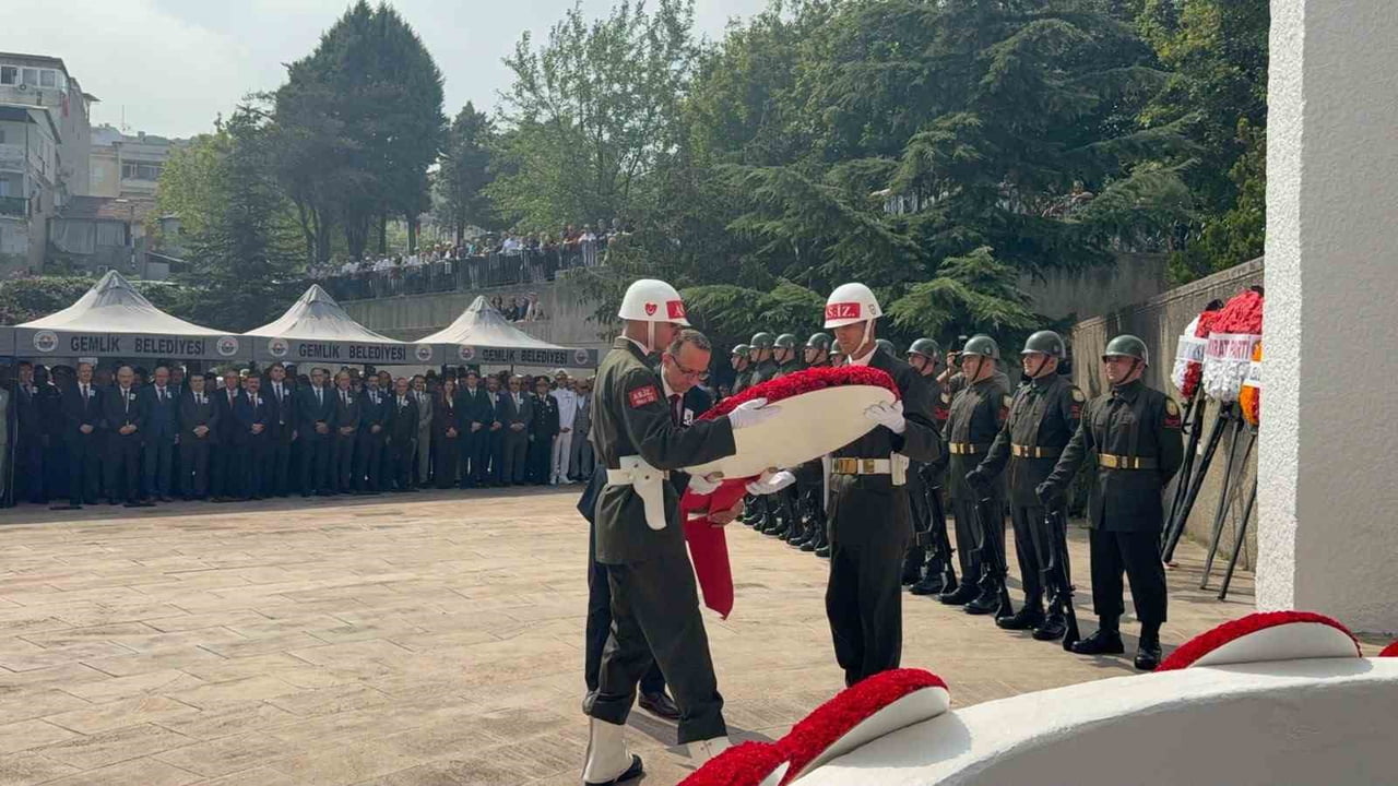 CELAL BAYAR VEFATININ 40. YILINDA GEMLİK UMURBEY MAHALLESİNDE BULUNAN MEZARI BAŞINDA ANILDI.