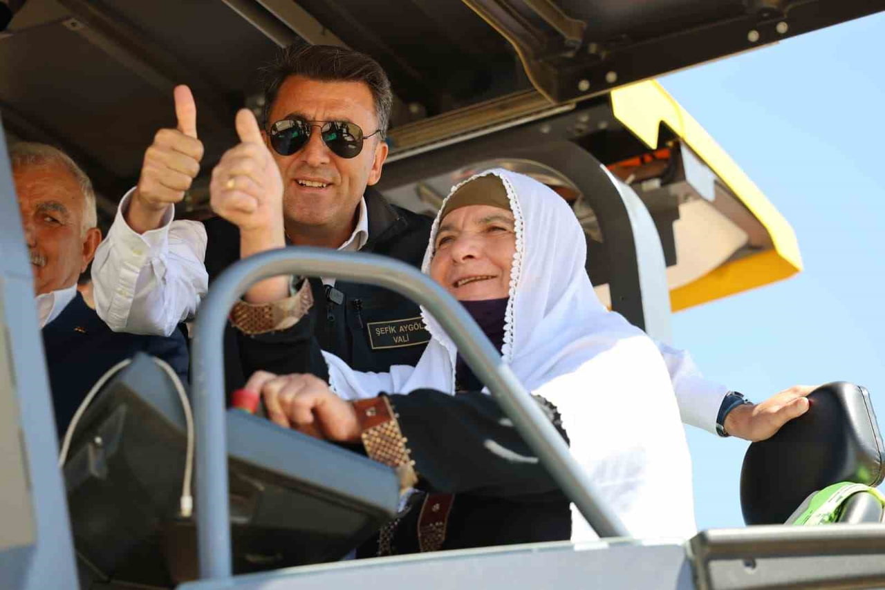 ÇEMİŞGEZEK’İN SARIBALTA KÖYÜ’NDE İLK BSK ASFALT SERİMİ, VALİ ŞEFİK AYGÖL VE KÖY SAKİNİ AYŞE...