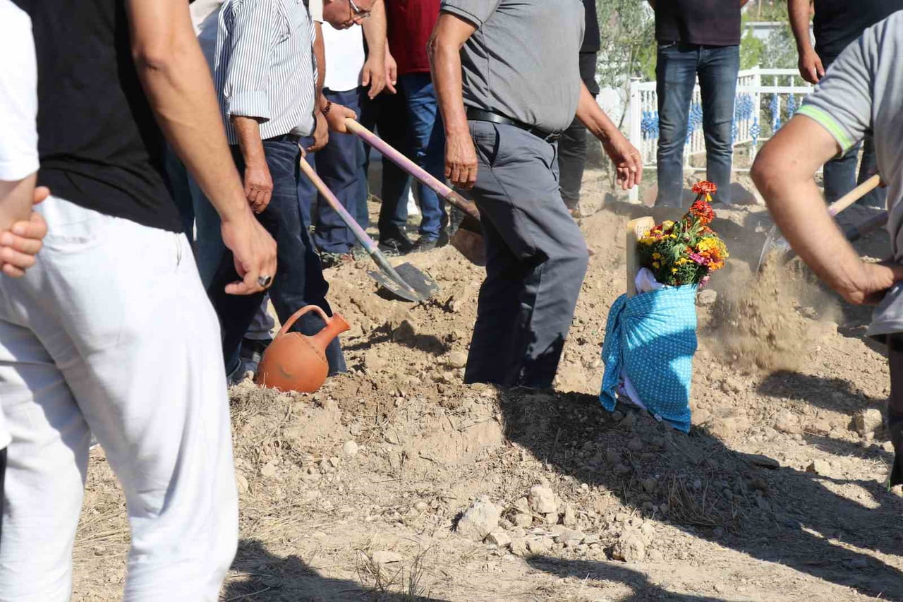 CENAZEDE KUCAĞINDAKİ OĞLU KUZEY İLE HELALLİK ALAN ACILI BABA MEHMET DOĞAN METANETİNİ KORUMAYA...