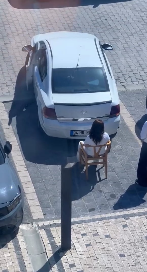 CEP TELEFONU KAMERASINA YANSIYAN GÖRÜNTÜLERDE, OTOMOBİL PARK YERİNE YAKLAŞMASINA RAĞMEN KADIN...
