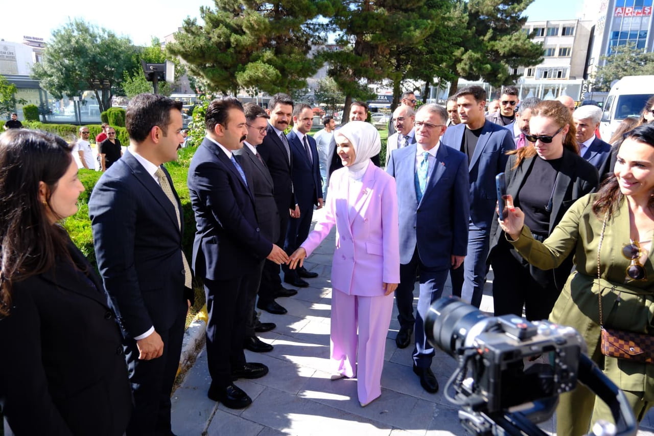 ÇEŞİTLİ PROGRAMLARA KATILMAK ÜZERE VAN'A GELEN BAKAN GÖKTAŞ, İLK OLARAK VALİLİĞİ ZİYARET EDEREK...