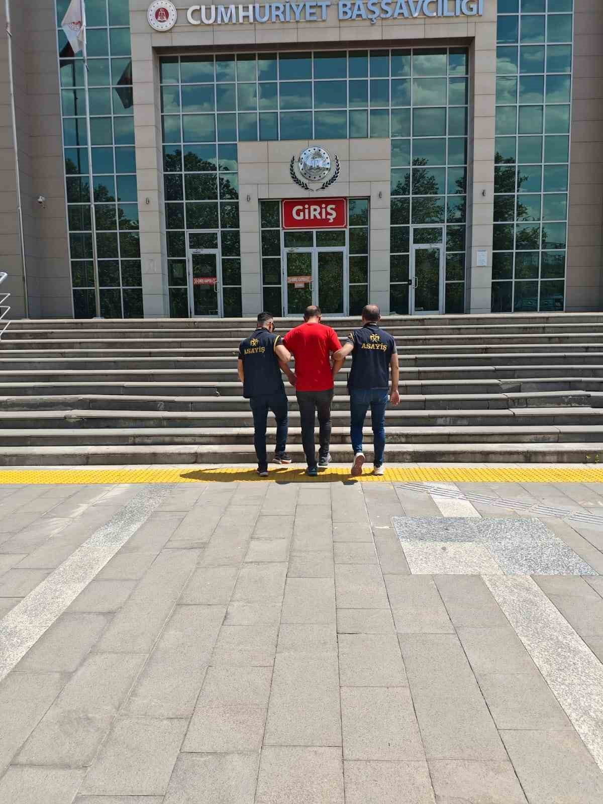 ÇEŞİTLİ SUÇLARDAN ARANAN 74 KİŞİ YAKALANDI