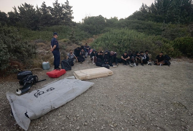ÇEŞME İLÇESİNDE, SAHİL GÜVENLİK VE JANDARMA EKİPLERİNİN ORTAKLAŞA YÜRÜTTÜĞÜ ÇALIŞMADA 16 DÜZENSİZ...